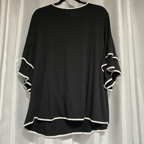 Size 1X Cable & Gauge Black Tunic with White Trim and Ruffle Sleeves - Picture 3 of 4